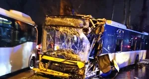 İETT asırlık ağaca tosladı: 7 yaralı