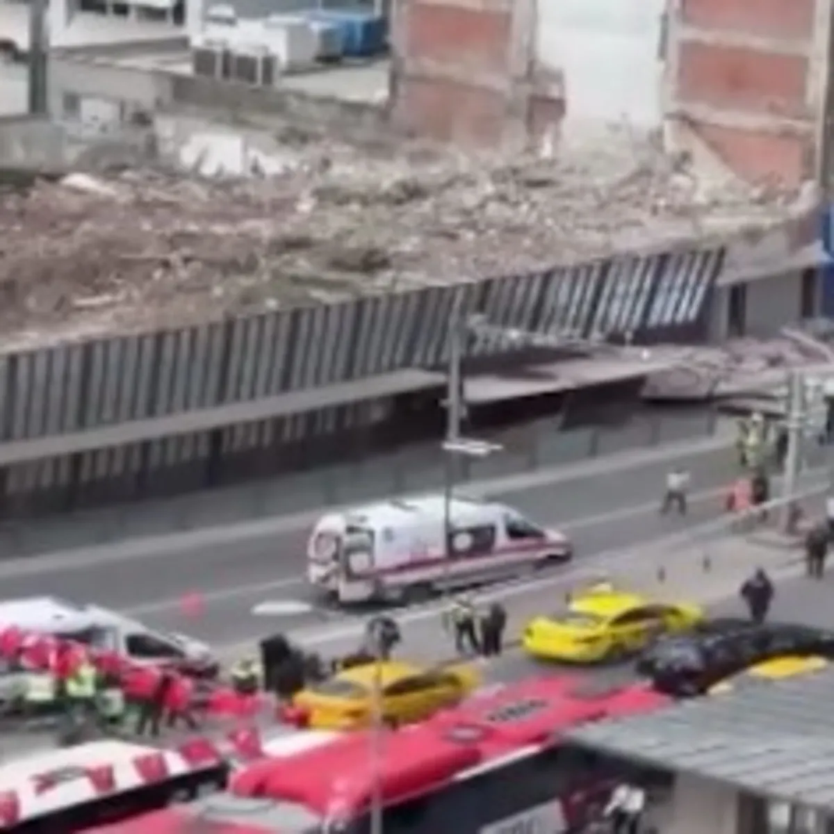 Ankara'da Kontrollü Yıkım Sırasında Bariyer Devrildi, 3 Kişi Yaralandı