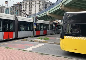 Aksaray'da İETT otobüsü tramvaya çarptı! Seferler aksadı