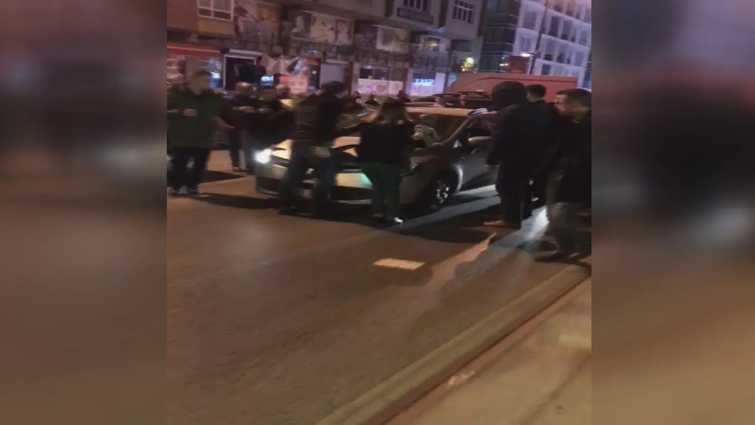 İstanbul Bahçelievler'de korku dolu anlar! Kucağında bebeği olan kadının üzerine sürdü