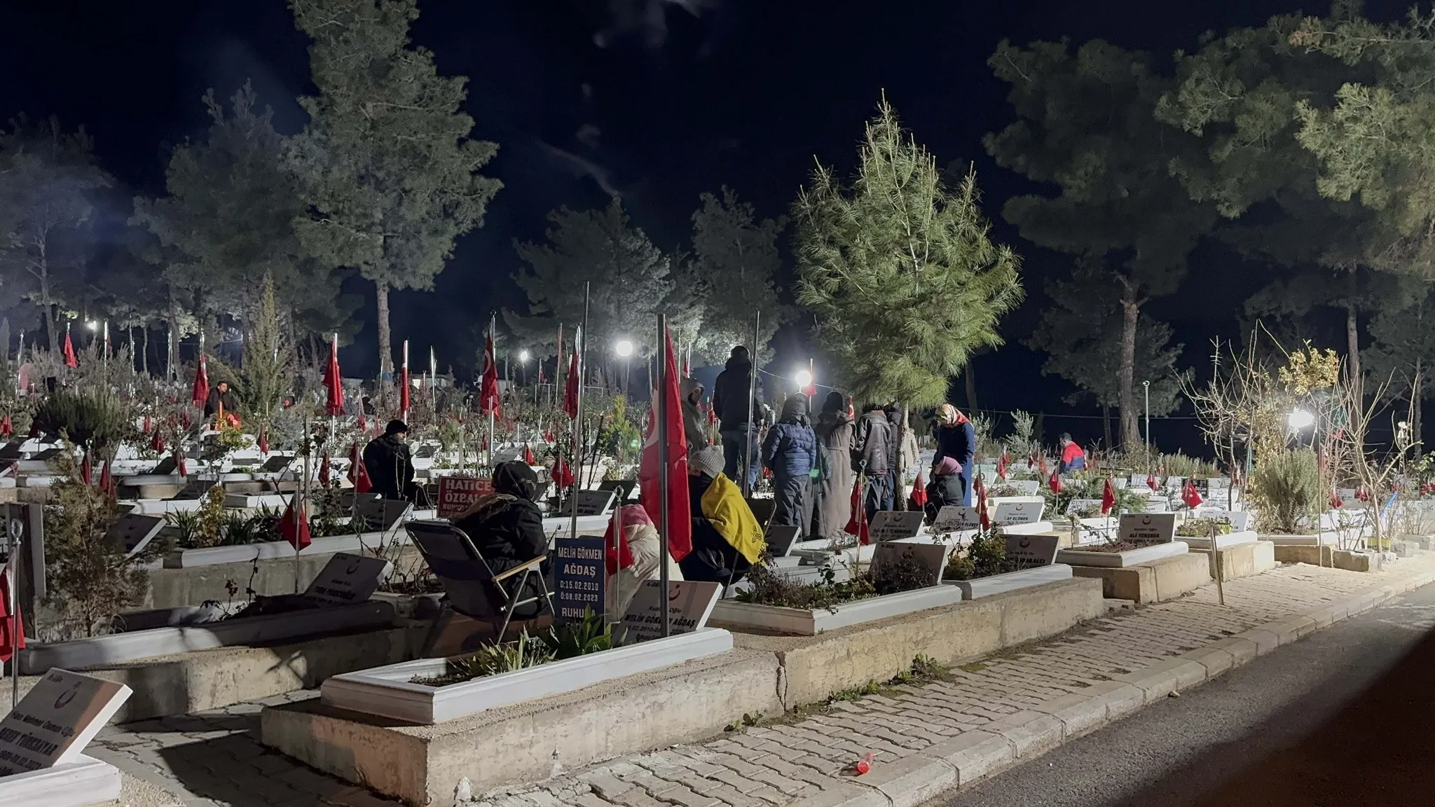 Enkazda bırakmadığı o eli şimdi mezar başında tutuyor! Türkiye'yi ağlatan babanın en acı nöbeti