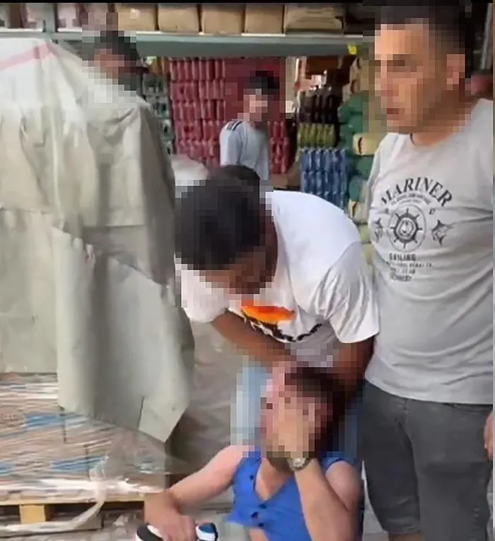 karisini-taciz-eden-adami-dakikalarca-dovdu-gozaltina-alindi-1724242653312.jpeg Tacizci adam ve kavga eden kişiler