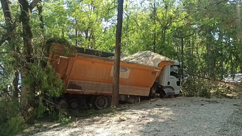 Çorum’da freni boşalan kamyon parka daldı! O anlar kamerada