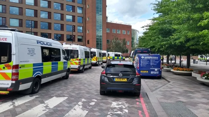 İngiltere’de aşı karşıtları BBC binasını basmaya çalıştı