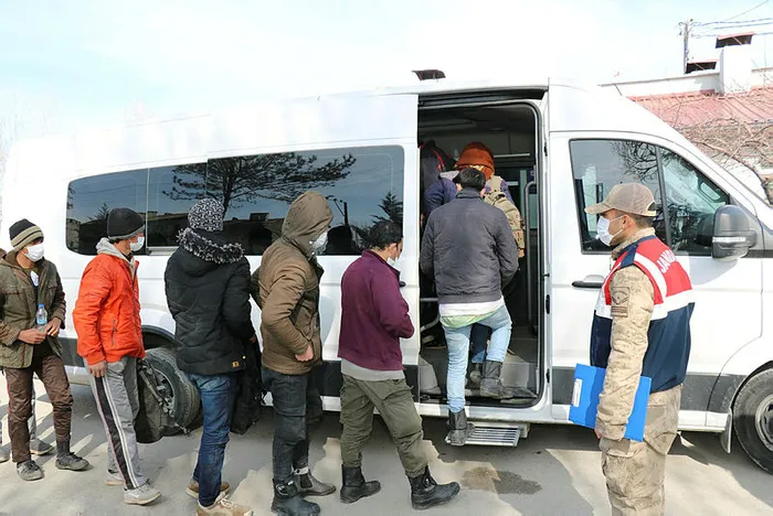 Van'da dere yatağına gizlenmiş 116 kaçak göçmen yakalandı - 1