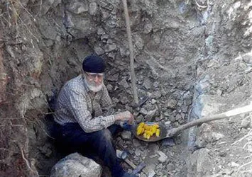 Kendisine ve eşine mezar kazıyor