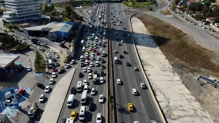 Son dakika: İstanbul’da hafta sonu öncesi trafik yoğunluğu havadan görüntülendi - 5