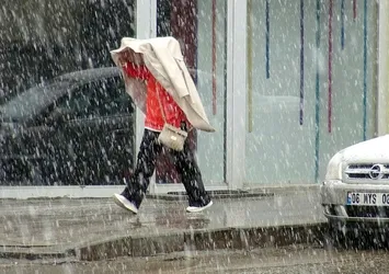 Kars'ta dolu ve kar etkili oldu! Çobanların zorlu mesaisi