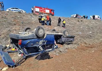 Sivas'ta korkunç kaza! Kontrolden çıktı şarampole uçtu: 3'ü ağır 4 yaralı