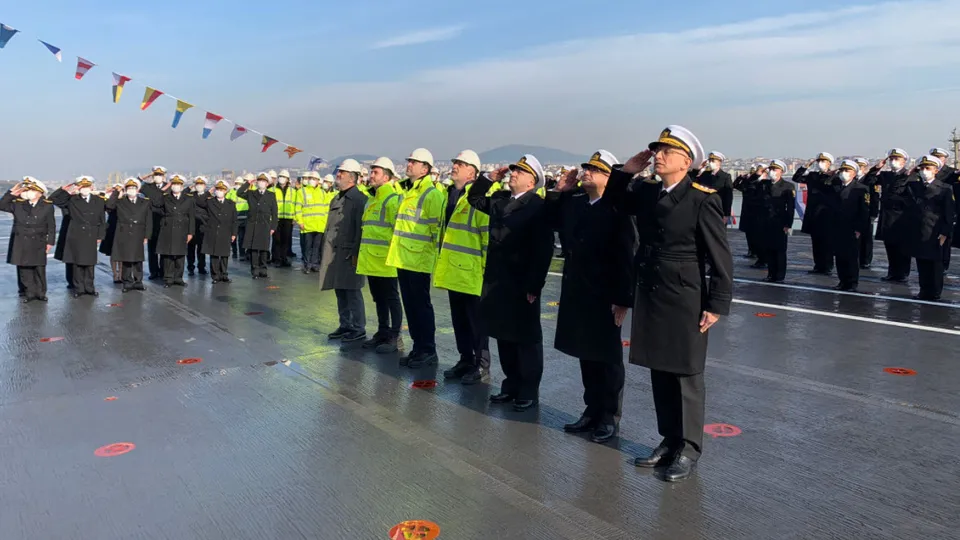 LHD ANADOLU'ya Türk bayrağı çekildi