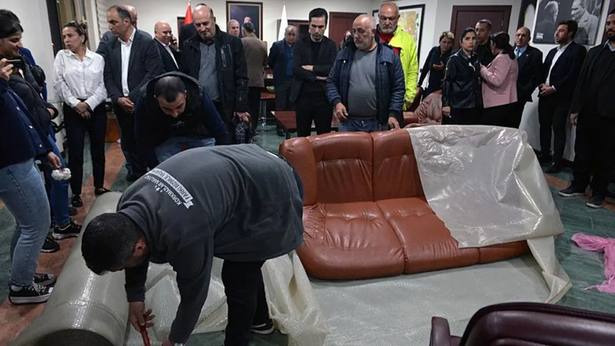 CHP'li Seyhan Belediyesi'ne haciz şoku! Makam odasındaki eşyalara el konuldu