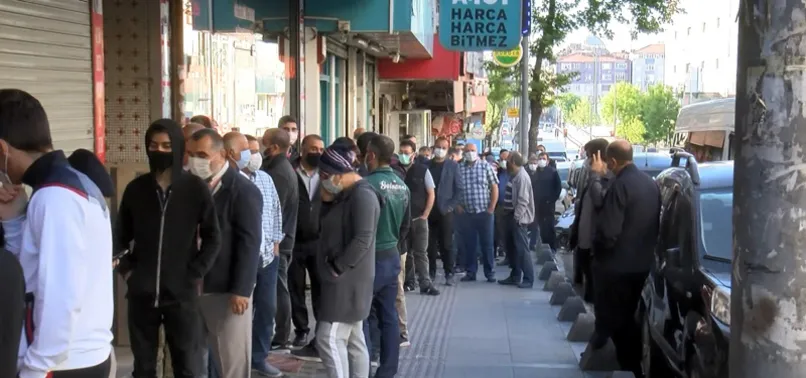 Sahurda sıraya girdiler! İstanbul'da baklava kuyruğu