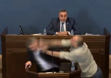 O yasa tasarısı Gürcistan’ı karıştırdı: Parlamentoda yumruklu kavga