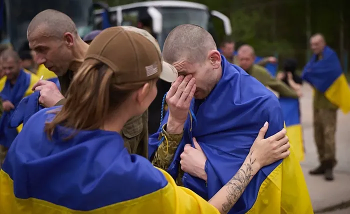 rusya-gece-boyu-ukraynayi-vurdu-cok-sayida-olu-ve-yarali-1748161224867.jpg Serbest bırakılan Ukraynalı esirler (AFP)