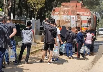 İstanbul 1990'lı yıllara geri döndü: Arefe günü mezarlıkta tankerden su almak için kuyruğa girdiler