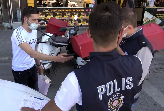 Avcılar'da izin belgesiz nişanlısına çiçek götürmek istedi cezayı yedi - 5