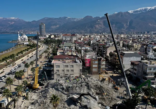 Şehrin başka yerinde yıkılan binaların molozu sahil şeridine dökülüyor yalanı