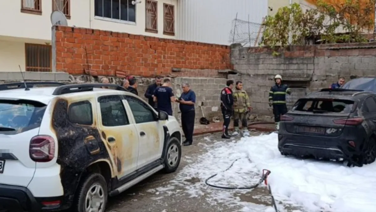 Bursa’da otomobilden alevler yükseldi! Yangın iki araca sıçradı