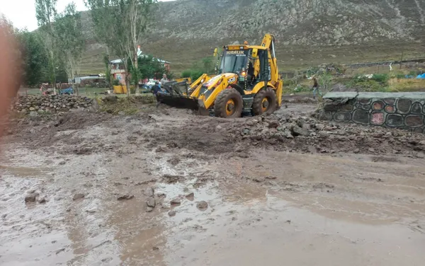 Bozkurt’ta Jandarma ve AFAD ekiplerinin çalışmaları devam ediyor! Ölçer Apartmanı’nın enkazında bekleyiş sürüyor