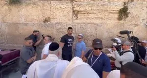 Ağlama duvarında Yahudilerle dua etti