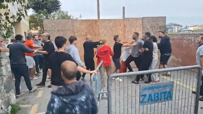Üsküdar'da gerginlik! Yol çöktü! Bina sakinleriyle inşaat çalışanı birbirine girdi - 4