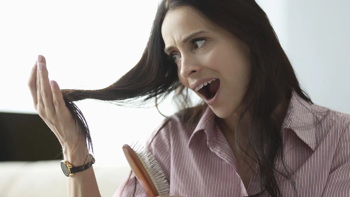 Kendi elinizle saçınızı döküyor olabilirsiniz! Bu belirtiler varsa dikkat