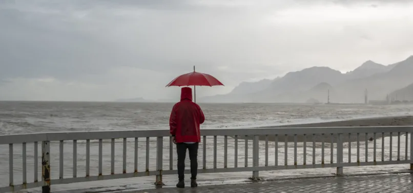 İstanbullular dikkat! Uyarı üstüne uyarı geldi: Fırtınanın hızı 100 kilometreyi bulacak