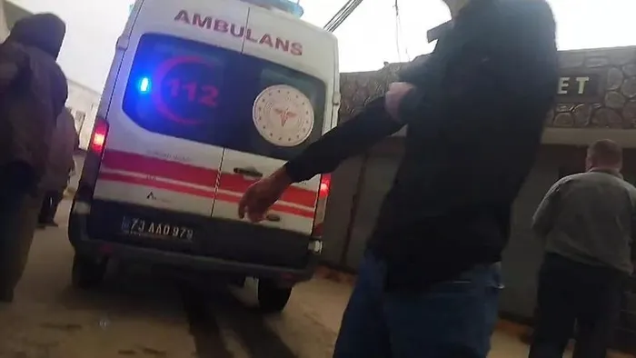 silopide-secimi-kazanan-ve-kaybeden-aileler-arasinda-tas-ve-sopali-kavga-7-yarali-1712528796438.jpeg Şırnak'ta seçim kavgası! Taş ve sopalar havada uçuştu: Çok sayıda yaralı var - 2