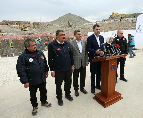 bakan-murat-kurum-deprem-bolgesinde-acikladi-298-bin-bina-yikik-ya-da-agir-hasarli-1679058182800.jpeg Bakan Murat Kurum deprem bölgesinde açıkladı: 11 ilde 20 bin konutun temelleri atılıyor - 1