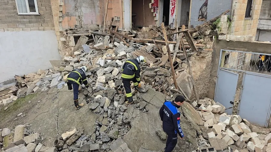Gaziantep’te korku dolu anlar: Müstakil ev çöktü, yan binada can pazarı - 1