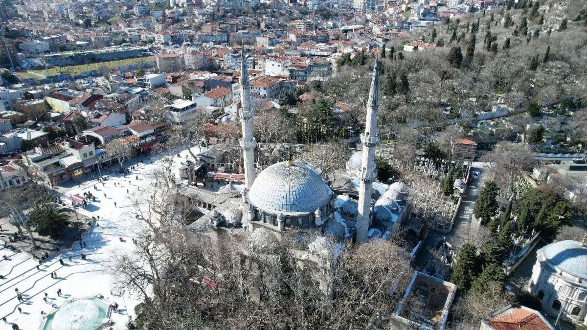 Eyüp Sultan Camii'nde Ramazan coşkusu: Mahya asıldı
