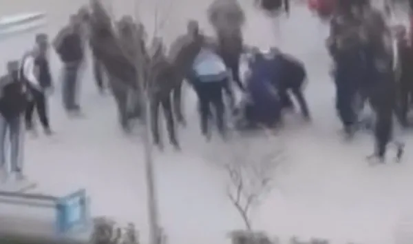 1703842482566.jpg Liseliler sokak ortasında birbirine girdi: Tekme ve tokatlar havada uçuştu