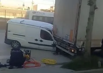 Bursa'da TIR'a çarpan aracın yaralanan sürücüsü sıkıştığı yerden böyle çıktı