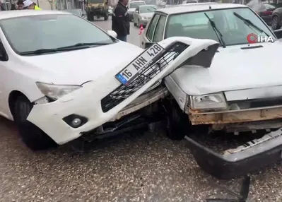 Ceylanpınar’da 2 otomobil çarpıştı