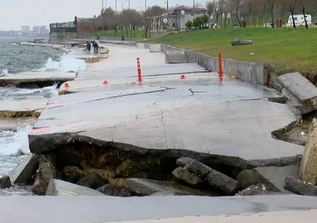 O sahilde çökmeler devam ediyor! Uzman isim uyardı: Olası bir depremde...