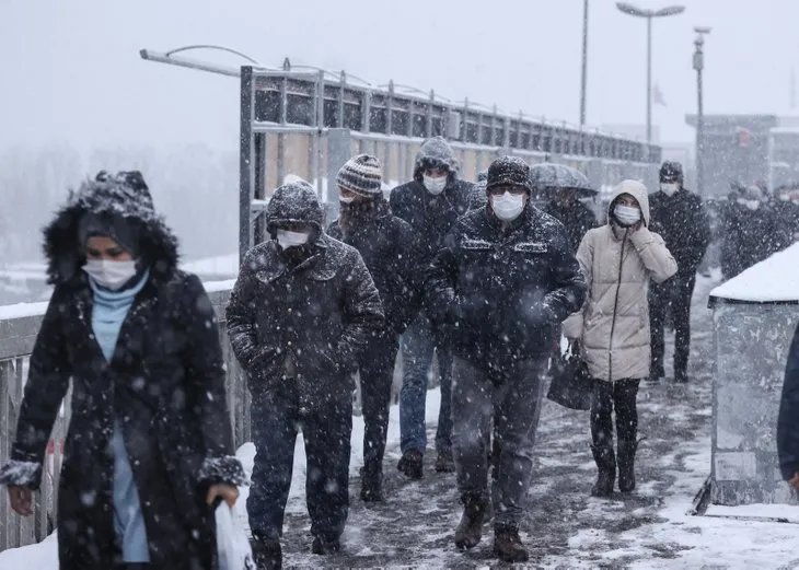 İstanbul kar yağışı son dakika | Yola çıkacaklar dikkat! İstanbul’da trafik kilit
