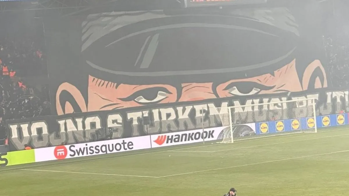 Fenerbahçe - Viktoria Plzen maçında ırkçı provokasyon! Tribündeki pankartla Türkleri hedef aldılar
