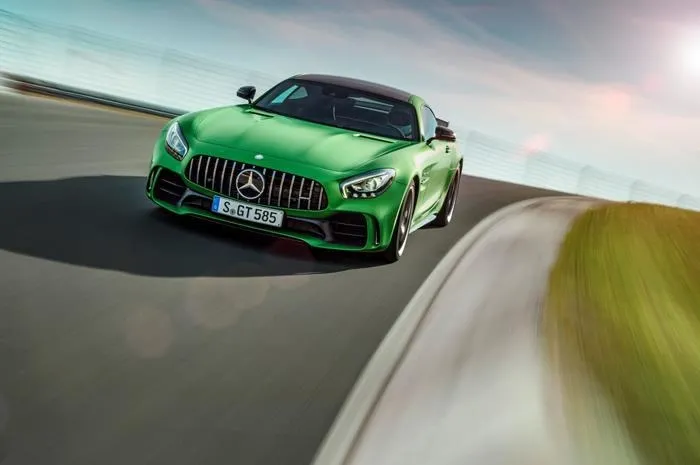 Yeni Mercedes-AMG GT R pistlerden yollara çıktı! - 1