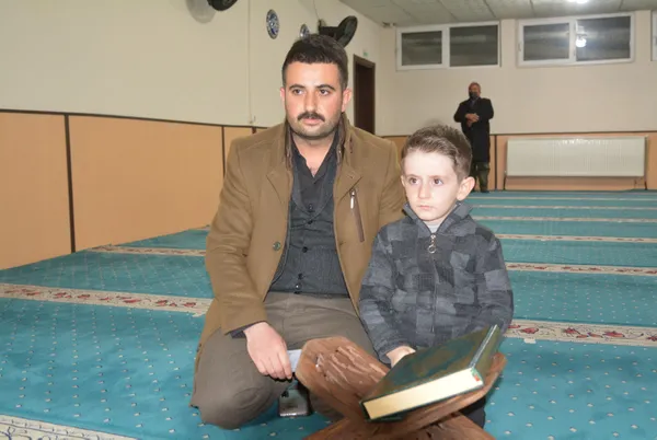 Son dakika: 4 yaşındaki küçük çocuk Kur'an-ı Kerim’i hatim etti - 1