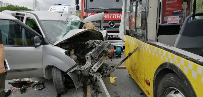 Son dakika: Başakşehir'de feci kaza! İETT otobüsüyle çarpışan hafif ticari aracın sürücüsü öldü - 2