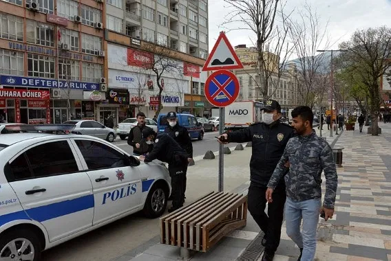 Coronavirüs yasaklarını delen 2 kişiye ceza kesildi! Olayı görüntüleyince gözaltına alındı