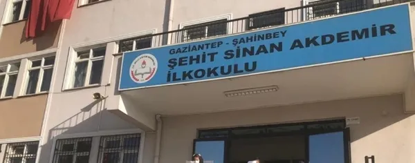 turkiyenin-konustugu-gaziantepte-ogrencisine-siddet-uygulayan-ogretmen-aciga-alindi-1668148787001.jpg Türkiye’nin konuştuğu Gaziantep’te öğrencisine şiddet uygulayan öğretmen açığa alındı! - 3