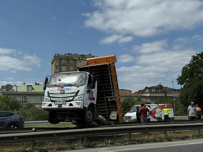 1719566806801.jpeg Ümraniye'de kontrolden çıkan hafriyat kamyonu refüje çıktı - 1
