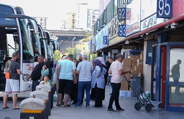 1719134873332.jpeg Büyük İstanbul Otogarı'nda tatil dönüşü yoğunluğu! - 1