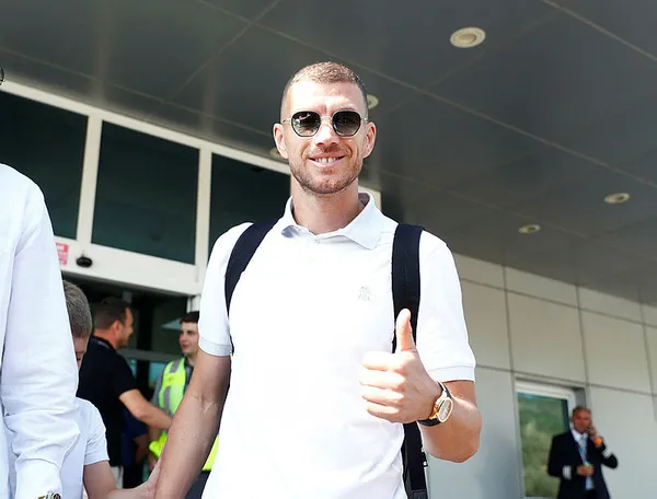 fenerbahce-edin-dzekoyu-resmen-renklerine-bagladi-1687455162497.jpg Fenerbahçe Edin Dzeko'yu resmen renklerine bağladı - 1