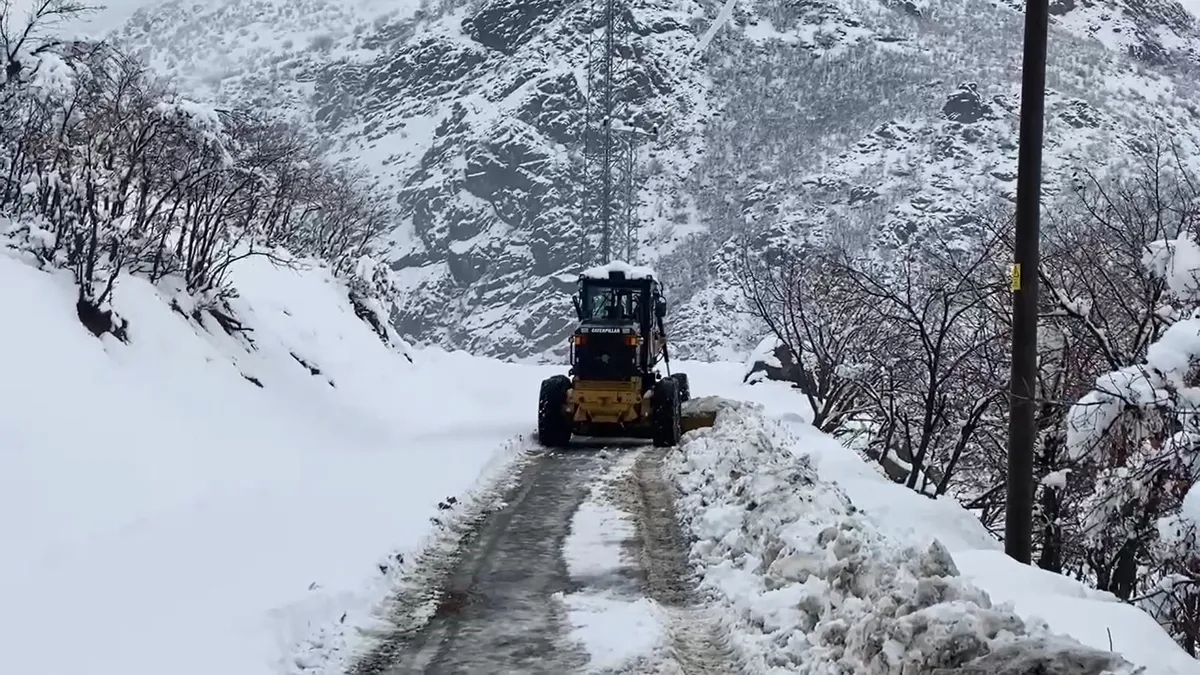 Şırnak'ta kar nedeniyle 11 yerleşim yerine ulaşım sağlanamıyor