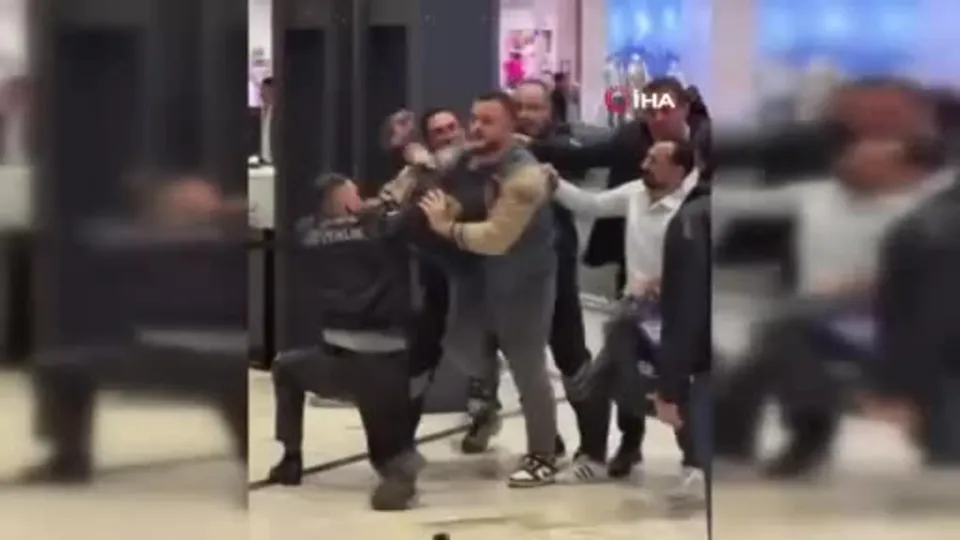 Alışveriş merkezinde köpek kavgası