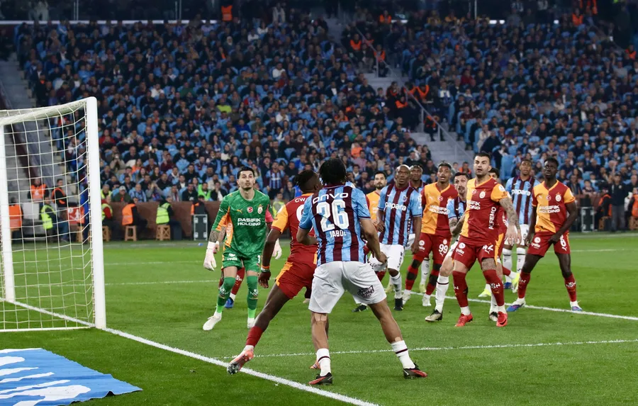 zirvede-hesaplar-sil-bastan-trabzonspor-evinde-galatasarayi-maglup-etti-1775329983680.jpg Fotoğraf (AA)