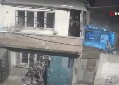 Adana’da balkondan balkona silahlı çatışma