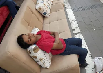 Suriyeli çocuk yorgunluğa dayanamadı